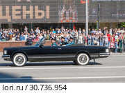 Российский парадный автомобиль ЗИЛ-41041 АМГ едет после парада в День Победы по Новому Арбату в Москве, вид сбоку (2018 год). Редакционное фото, фотограф Малышев Андрей / Фотобанк Лори