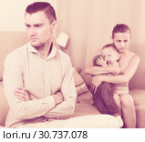 gloomy man and woman with crying son quarreled. Стоковое фото, фотограф Яков Филимонов / Фотобанк Лори