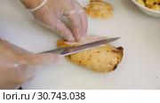 Нарезка куриного мяса для салата. Стоковое видео, видеограф Алексей Кокорин / Фотобанк Лори