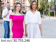 Young women are walking and stranger man is want acquaintance with them. Стоковое фото, фотограф Яков Филимонов / Фотобанк Лори