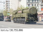 Новый российский подвижный грунтовый ракетный комплекс (ПГРК) РС-24 "Ярс" 15П155М едет после парада в честь Дня Победы в Москве по Новому Арбату, вид сзади (2018 год). Редакционное фото, фотограф Малышев Андрей / Фотобанк Лори