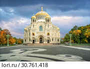 Морской собор на площади в Кронштадте. Naval Cathedral on Kronstadt Square (2018 год). Стоковое фото, фотограф Baturina Yuliya / Фотобанк Лори