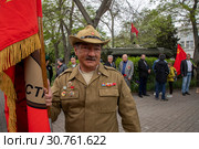 Ветеран Афганской войны держит знамя в сквере Воинов-интернационалистов на улице Ленина в центре города Севастополя 9 мая 2019 года. Редакционное фото, фотограф Николай Винокуров / Фотобанк Лори