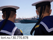 Матросы смотрят на празднично оформленные военные корабли Черноморского флота ВМФ России в День Черноморского флота в бухте города Севастополя, 13 мая 2019. Редакционное фото, фотограф Николай Винокуров / Фотобанк Лори
