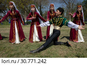 Участники фольклорного ансамбля в национальной одежде репетируют танец на площадке празднования крымско-татарского праздника Хедерлез в городе Бахчисарай, Республика Крым (2019 год). Редакционное фото, фотограф Николай Винокуров / Фотобанк Лори