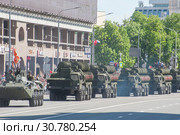 Колонна российских транспортно-пусковых установок 5П85СМ2-01 из состава ЗРС С-400 «Триумф» (SA-21 Growler) на шасси МАЗ-543М едет по Новому Арбату в Москве после парада в честь Дня Победы (2018 год). Редакционное фото, фотограф Малышев Андрей / Фотобанк Лори