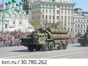Новый российский транспортно-пусковая установка 5П85СМ2-01 из состава ЗРС С-400 (SA-21 Growler) на шасси МАЗ-543 движется по Новому Арбату в Москве после парада в честь Дня Победы (2018 год). Редакционное фото, фотограф Малышев Андрей / Фотобанк Лори