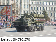 Новая российская транспортно-пусковая установка 5П85СМ2-01 из состава ЗРС С-400 «Триумф» (SA-21 Growler) на шасси МАЗ-543М едет по Новому Арбату в Москве после парада в честь Дня Победы, вид спереди (2018 год). Редакционное фото, фотограф Малышев Андрей / Фотобанк Лори
