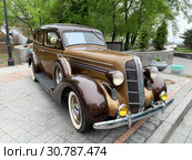 Владивосток, ул. Фокина, 1"а". Выставка американских ретро-автомобилей.  Dodge SIX 1936 года выпуска (2019 год). Редакционное фото, фотограф Овчинникова Ирина / Фотобанк Лори