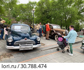 Владивосток, ул. Фокина, 1"а". Выставка американских ретроавтомобилей. Люди осматривают Buick Road Master 1950 года выпуска и Dodge SIX 1936 года выпуска (2019 год). Редакционное фото, фотограф Овчинникова Ирина / Фотобанк Лори