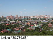 Панорама города Котельники Московской области, на дальнем плане многоэтажные дома в Люберцах (2019 год). Редакционное фото, фотограф Дмитрий Неумоин / Фотобанк Лори