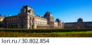 Panorama of Louvre Palace courtyard with pyramid (2018 год). Редакционное фото, фотограф Яков Филимонов / Фотобанк Лори