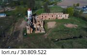 Вид с высоты на руины старинного замка. Гольшаны, Белоруссия (аэросъемка) (2019 год). Стоковое видео, видеограф Виктор Карасев / Фотобанк Лори