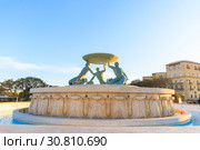 Triton Fountain at the City Gate entrance to Valletta on Malta, spring evening (2019 год). Редакционное фото, фотограф Ирина Мойсеева / Фотобанк Лори