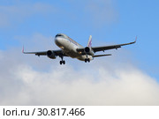 Cамолет Airbus A320-232 (A7-AHQ) авиакомпании Qatar Airways  перед посадкой в аэропорту Пулково (2018 год). Редакционное фото, фотограф Виктор Карасев / Фотобанк Лори
