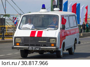 Ретроавтомобиль скорой помощи РАФ 22031 "Латвия" крупным планом. Участник парада ретротранспорта в День города (2019 год). Редакционное фото, фотограф Виктор Карасев / Фотобанк Лори