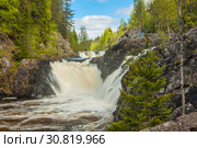 Бурлящие воды Кивача. Карелия. Майский солнечный день. Редакционное фото, фотограф Сергей Цепек / Фотобанк Лори