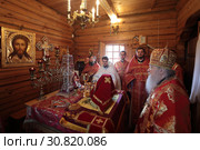 Литургия в храме Михаила Архангела, деревня Бушарино (2019 год). Редакционное фото, фотограф Дмитрий Неумоин / Фотобанк Лори