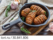 Frying pan with roasted potatoes and rosemary. Стоковое фото, фотограф Марина Сапрунова / Фотобанк Лори