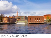 Beautifull panoramic view at Water dam of old Hydroelectric power station on Tammerkoski river and old traditional industrial buildings on a sunny summer day. Center of downtown Tampere, Finland (2019 год). Редакционное фото, фотограф Алексей Ширманов / Фотобанк Лори