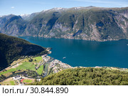 Панорамный вид на деревню Aurlandsvangen и самый длинный фьорд Aurlandsfjord. Округ Sogn og Fjordane, Норвегия (2018 год). Стоковое фото, фотограф Кекяляйнен Андрей / Фотобанк Лори