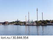 Вид со стороны залива на парк развлечений Грёна Лунд (Grona Lund). Расположен на острове Djurgarden, Стокгольм, Швеция. (2018 год). Редакционное фото, фотограф Кекяляйнен Андрей / Фотобанк Лори
