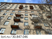 Дом Художников на Беговой. Одинадцатиэтажный четырёхподъездный кирпичный жилой дом, построен в 1957 году. Улица Беговая, 7. Район Беговой. Москва. Россия (2015 год). Редакционное фото, фотограф lana1501 / Фотобанк Лори
