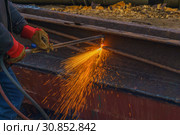 Cutting scrap metal by thermal lance closeup. Стоковое фото, фотограф Евгений Харитонов / Фотобанк Лори
