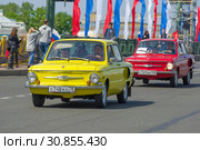 Два советских малолитражных автомобиля ЗАЗ-968 "Запорожец" на Дворцовом мосту. Фрагмент парада ретро транспорта в честь Дня города. Санкт-Петербург. Редакционное фото, фотограф Виктор Карасев / Фотобанк Лори