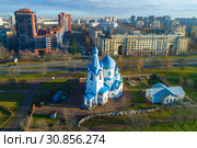 Рождественская церковь на фоне городского пейзажа ноябрьским утром. Пулковский парк, Санкт-Петербург (2018 год). Редакционное фото, фотограф Виктор Карасев / Фотобанк Лори