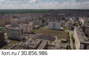 Город Стерлитамак летом. Микрорайон "Солнечный". Вид с воздуха. Sterlitamak city in summer. Microdistrict "Sunny". Aerial view. (2019 год). Стоковое видео, видеограф Евгений Романов / Фотобанк Лори
