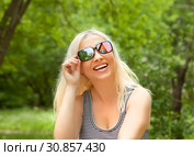 Портрет веселой женщины  в зеркальных очках на фоне зелени. Стоковое фото, фотограф Элина Гаревская / Фотобанк Лори