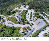 Парковка для транспорта перед началом маршрута к Кафедре проповедника (Pulpit Rock). Дорога Preikestolvegen, Норвегия (2018 год). Редакционное фото, фотограф Кекяляйнен Андрей / Фотобанк Лори