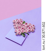 Handmade envelope with flowers heart on a duotone pastel background. Стоковое фото, фотограф Ярослав Данильченко / Фотобанк Лори