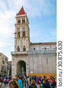 Колокольня (XVI в.) кафедрального собора Святого Ловро (Katedrala Sv. Lovre). Трогир. Хорватия (2019 год). Редакционное фото, фотограф Сергей Афанасьев / Фотобанк Лори