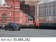 Репетиция празднования Дня Победы в Москве. Главнокомандующий Сухопутными войсками Российской Федерации генерал армии Олег Леонидович Салюков проезжает перед солдатами на автомашине "Аурус" (2019 год). Редакционное фото, фотограф Игорь Долгов / Фотобанк Лори