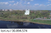 Вид на Софийский собор апрельским  днем (аэросъемка). Полоцк, Белоруссия (2019 год). Стоковое видео, видеограф Виктор Карасев / Фотобанк Лори