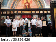 Великое освящение храма блаженной Ксении Петербургской деревни Слобода московская область, общая фотография с людьми (2019 год). Редакционное фото, фотограф Дмитрий Неумоин / Фотобанк Лори