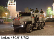 Ночная репетиция празднования Дня Победы в Москве. Автомобиль Росгвардии "Тайфун-У" выезжает с Красной площади (2019 год). Редакционное фото, фотограф Игорь Долгов / Фотобанк Лори