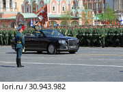 Репетиция празднования Дня Победы в Москве. Главнокомандующий Сухопутными войсками Российской Федерации генерал армии Олег Леонидович Салюков проезжает перед солдатами на автомашине "Аурус" (2019 год). Редакционное фото, фотограф Игорь Долгов / Фотобанк Лори