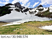 Озеро в снегу в бассейне реки Большая Дукка, Архыз, КЧР. Стоковое фото, фотограф Оглоблин Андрей Николаевич / Фотобанк Лори