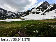 Озеро в снегу в бассейне реки Большая Дукка, Архыз, КЧР. Стоковое фото, фотограф Оглоблин Андрей Николаевич / Фотобанк Лори