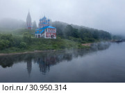 Православный храм Казанской иконы Божией Матери в тумане летним вечером в городе Тутаеве, Ярославская область, Россия (2019 год). Стоковое фото, фотограф Николай Винокуров / Фотобанк Лори