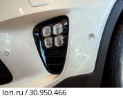 Светодиодные дневное ходовые огни на новом автомобиле. Стоковое фото, фотограф Вячеслав Палес / Фотобанк Лори
