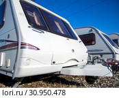 Автодома разных производителей на арендной площадке (2019 год). Редакционное фото, фотограф Вячеслав Палес / Фотобанк Лори