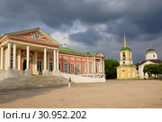 Музей-усадьба "Кусково". Дворец Шереметевых. Построен в 1769-1775 годы под руководством московского архитектора Карла Бланка. Москва, Россия (2019 год). Редакционное фото, фотограф ирина реброва / Фотобанк Лори