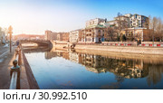 Москва. Озерковский причал. Residential elite complex on Ozerkovskaya Embankment (2019 год). Стоковое фото, фотограф Baturina Yuliya / Фотобанк Лори
