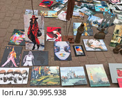 Уличная торговля изображениями известных персон, иллюстрациями и статуэтками (2019 год). Редакционное фото, фотограф Элина Гаревская / Фотобанк Лори