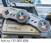Vintage Nintendo Super Famicom video game console (2017 год). Редакционное фото, фотограф Александр Подшивалов / Фотобанк Лори