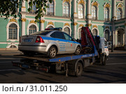 Россия.Эвакуатор увозит автомобиль-нарушителя ДПС на штрафстоянку (2019 год). Редакционное фото, фотограф Литвяк Игорь / Фотобанк Лори